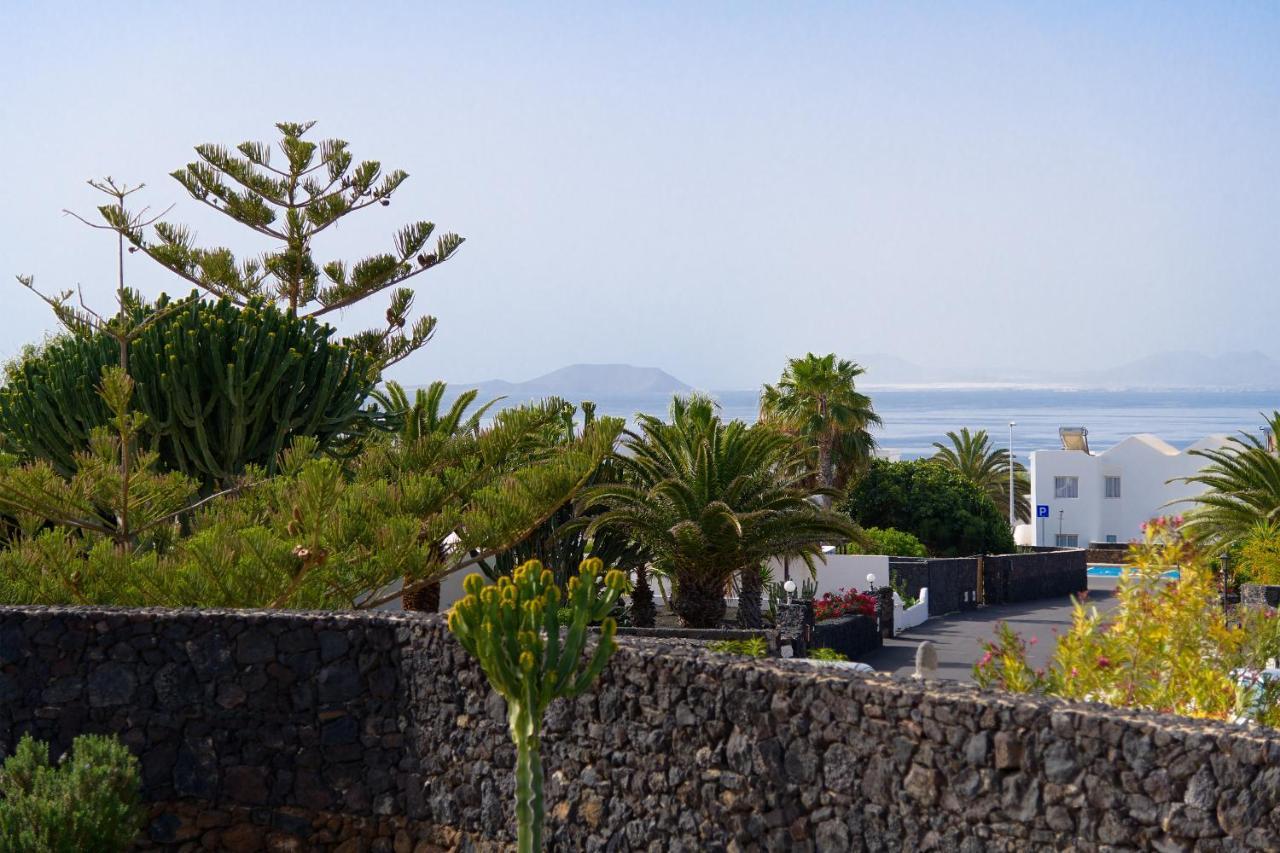 Vista Lobos entre volcanes y oceano Playa Blanca  Exterior foto
